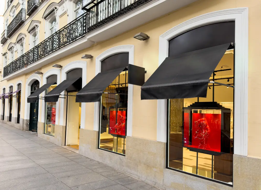 Façade vitrine de magasin en aluminium sur mesure à Vence